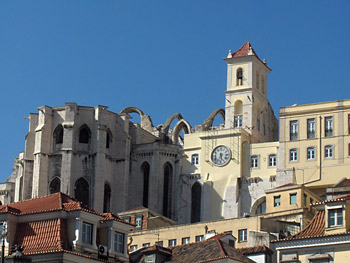 Lissabon mit der gotischen Kathedrale Igreja do Carmo, die beim Erdbeben 1755 zerstrt wurde. Noch heute mahnt die Ruine